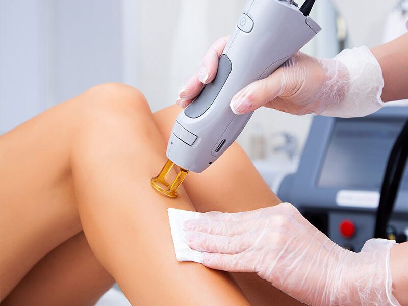 دستگاه الکساندرایت یا دایود؟ مقایسه تخصصی ۲ دستگاه برتر لیزر و تاثیر آن بر تعداد جلسات و هزینه نهایی